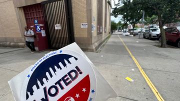 Neoyorquinos salieron a votar en primarias municipales dominadas por masivo ausentismo