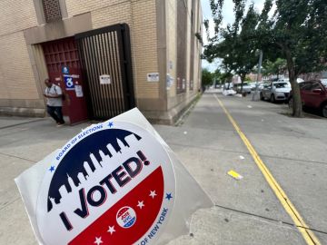 Neoyorquinos salieron a votar en primarias municipales dominadas por masivo ausentismo