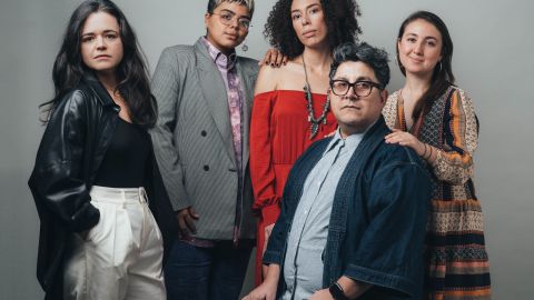 Su creador, Sokio (sentado), junto al elenco de la pieza:
Raquel Acevedo Klein, Natasha Tiniacos, stefa marin alarcon (sic) y Melisa Bonetti. Foto: Catalina Kulczar