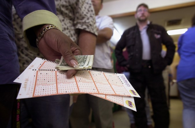Manny Cruz como Juan Luis Guerra