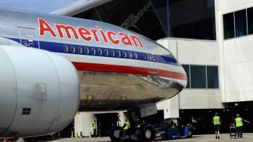 Un avión de American Airlines en el aeropuerto LAX en Los Ángeles.
