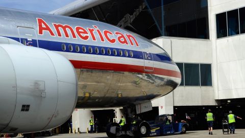 Un avión de American Airlines en el aeropuerto LAX en Los Ángeles.