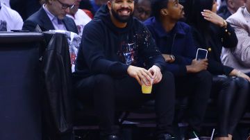 Drake durante un encuentro de Toronto Raptors en la NBA.