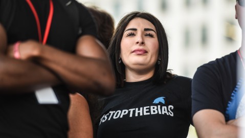 Activista política Laura Loomer convoca manifestación de apoyo para Trump, quien se presentará en una corte de Miami este martes