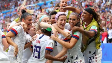 Jugadoras de la selección femenil de Estados Unidos celebran tras vencer a Países Bajos en la final del Mundial de 2019.