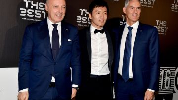 Steven Zhang (centro) junto a Giuseppe Marotta y Alessandro Antonello, miembros de la junta directiva del Inter, en los premios The Best de la FIFA en 2019.
