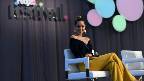 Carmen Villalobos actualmente está acompañando al público noche a noche a través de las pantallas de Telemundo.