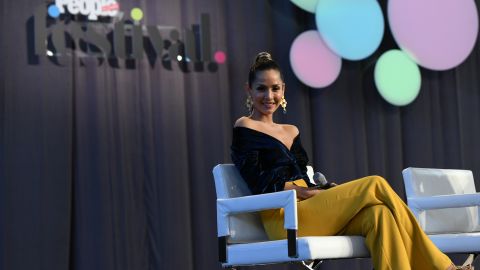 Carmen Villalobos actualmente está acompañando al público noche a noche a través de las pantallas de Telemundo.