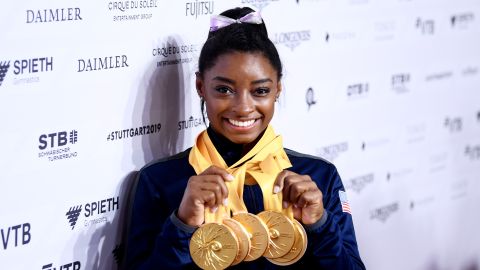 Simone Biles posa con sus medallas de oro ganadas durante un evento en Alemania en 2019.