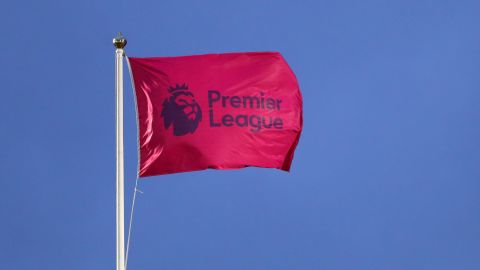 Foto de la bandera de la Premier League durante un encuentro entre Norwich y Liverpool.