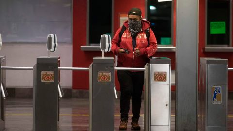 La pelea se registró en el metro de Monterrey, Nuevo León.