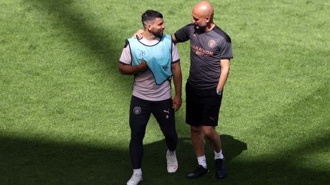 Sergio Agüero (L) comparte con Pep Guardiola (R) durante un encuentro en 2021.