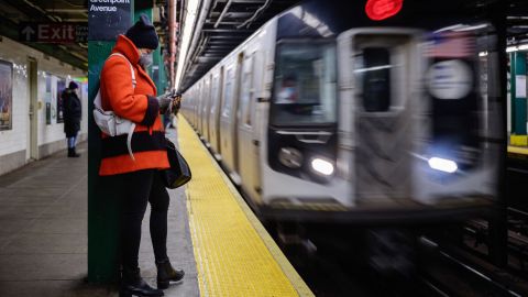 El sospechoso estaba vestido con un chaleco de construcción naranja y un sombrero naranja hacia atrás y llevaba también una mochila,