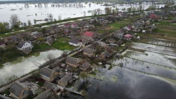 Las casas están rodeadas por las aguas de la inundación