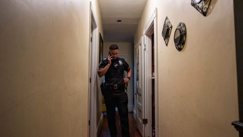 La policía encontró a las tres personas sin vida en el interior de la casa.