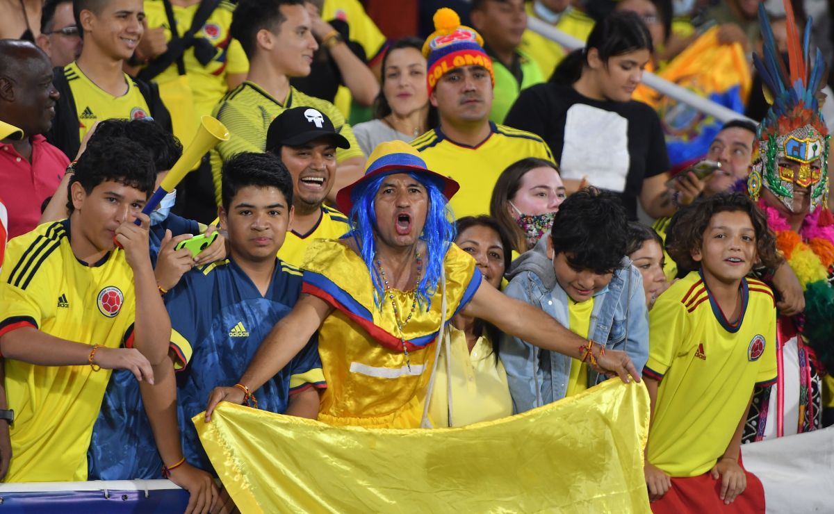 Fanático colombiano intentó besar a una periodista en plena transmisión ...