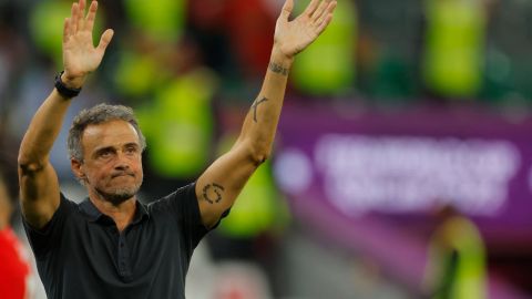 Luis Enrique se despide de los aficionados tras la eliminación de España en el Mundial Qatar 2022.