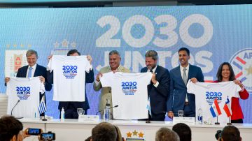 Presidentes de las federaciones de Argentina, Uruguay, Paraguay y Chile juntos presentan su candidatura al Mundial 2030.