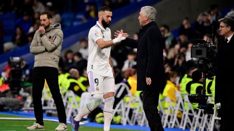 Benzema y Ancelotti comparten durante un encuentro ante Elche.