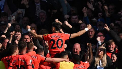 Julio Enciso (#20) celebra con sus compañeros y el público su gol ante Chelsea.