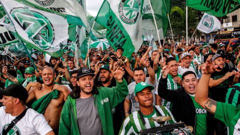 Los hinchas del Atlético Nacional se enfrentaron a la policía de Paraguay.