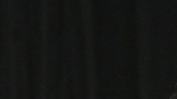 Los padres de 'Lindsay', una niña de 13 años que se suicidó, se consuelan mientras se dirigen a los representantes de los medios