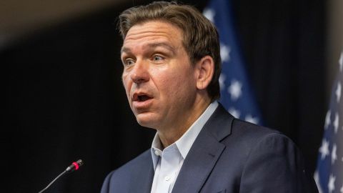 El gobernador Ron DeSantis promulgó en mayo la Ley SB 1718.