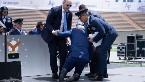 El presidente Biden recibe ayuda después de caer durante la ceremonia de graduación en la Academia de la Fuerza Aérea.