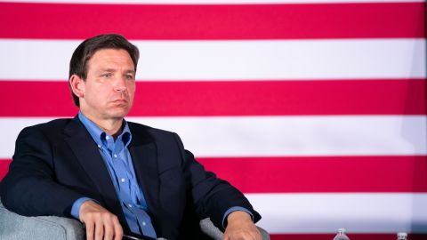 California acusa a DeSantis por la llegada de inmigrantes a Sacramento.