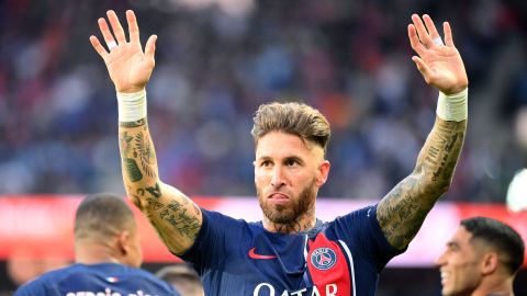 Sergio Ramos se despide de la afición del PSG.