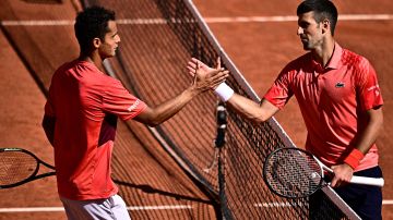 Juan Pablo Varillas junto a Novak Djokovic en los octavos de Roland Garros.