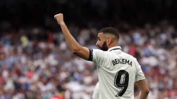 Karim Benzema celebra el último gol que marcó con el Real Madrid.