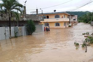 Más de 1,400 rescatados tras las potentes lluvias que azotaron la costa de Ecuador