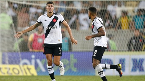 Pedro Raul (izquierda) celebra su gol en el partido ante el Flamengo.
