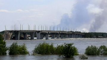 Daños sufridos en la represa hidroeléctrica Kakhovka.