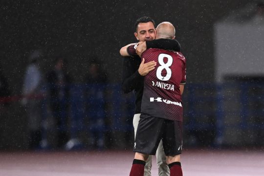 Emotivo abrazo y reencuentro entre Xavi Hernández y Andrés Iniesta en partido amistoso en Japón (Video)