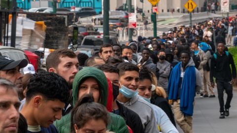 Solicitantes de asilo hacen fila ante el edificio federal Jacob K. Javits el 6 de junio de 2023, en la ciudad de Nueva York.