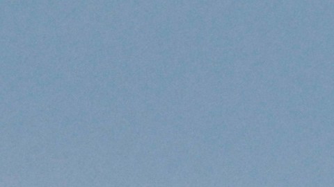 Un avión de combate F-16 estadounidense se muestra durante su despegue.