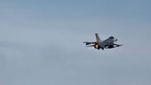 Un avión de combate F-16 estadounidense se muestra durante su despegue.