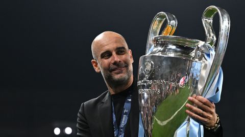 Pep Guardiola con el trofeo de la Champions League.