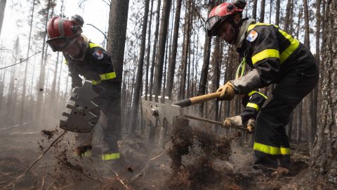 Los equipos de lucha contra incendios también confían que la lluvia ayude a contener las llamas.