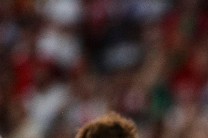 Cristiano Ronaldo es cargado por el fanático que invadió el terreno de juego. FOTO: CARLOS COSTA/AFP via Getty Images