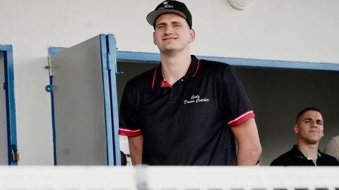 Nikola Jokic  en las gradas del hipódromo de Sombor.