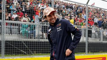 Checo Pérez sonríe luego de remontar 15 puestos en el Gran Premio de Canadá.