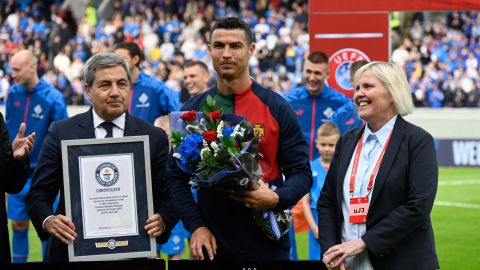 Cristiano Ronaldo recibe su Record Guiness por alcanzar los 200 juegos disputados con Portugal.