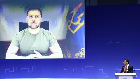 Zelensky aparece en una pantalla durante una conferencia.