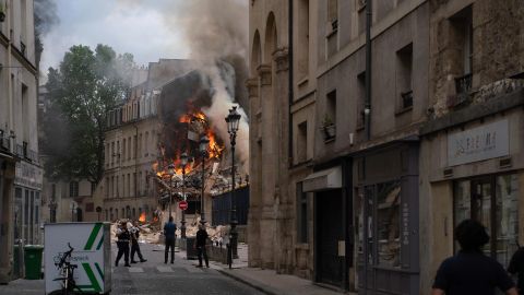 El humo sale de un edificio en Place Alphonse-Laveran en el distrito 5 de París