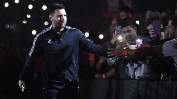 Messi saluda a sus fanáticos luego de saltar al terreno de juego del estadio Marcelo Bielsa en Rosario.