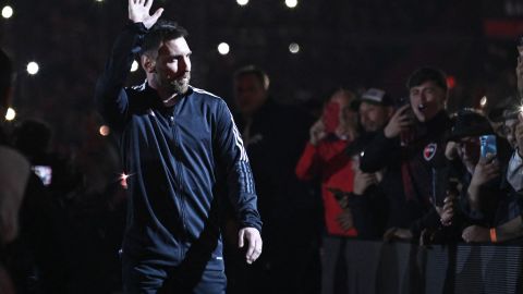 Lionel Messi saluda a la fanaticada durante el homenaje a Maxi Rodríguez.