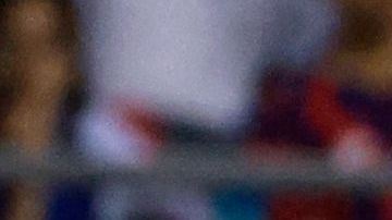 Deandre Yedlin (C) disputa un balón con los defensores de Jamaica.